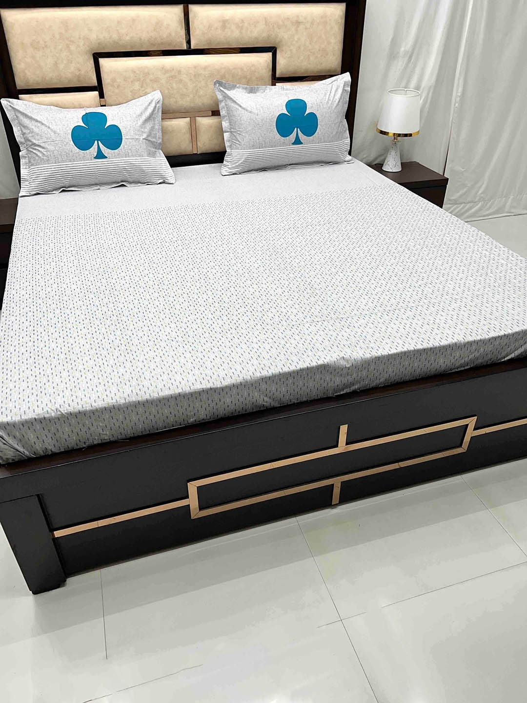 Pure Decor Lifestyle White & Black Pure Cotton 350 TC King Bedsheet with 2 Pillow Covers
Pure Decor Lifestyle White & Black Pure Cotton 350 TC King Bedsheet with 2 Pillow Covers