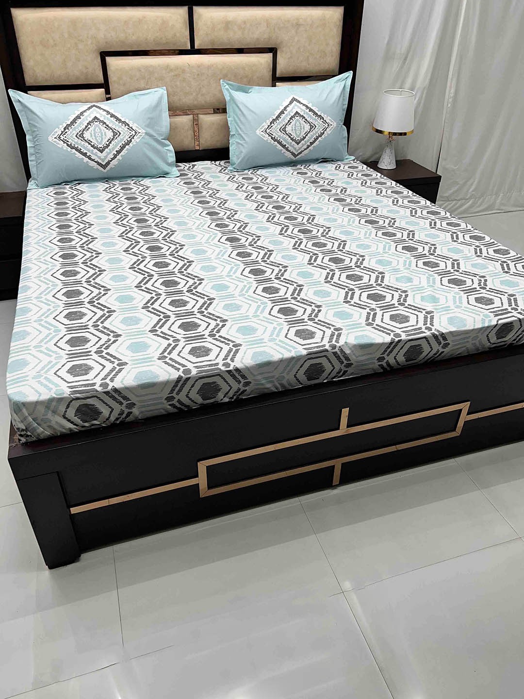 Pure Decor Lifestyle White & Blue Geometric Cotton 350 TC King Bedsheet & 2 Pillow Covers
Pure Decor Lifestyle White & Blue Geometric Cotton 350 TC King Bedsheet & 2 Pillow Covers