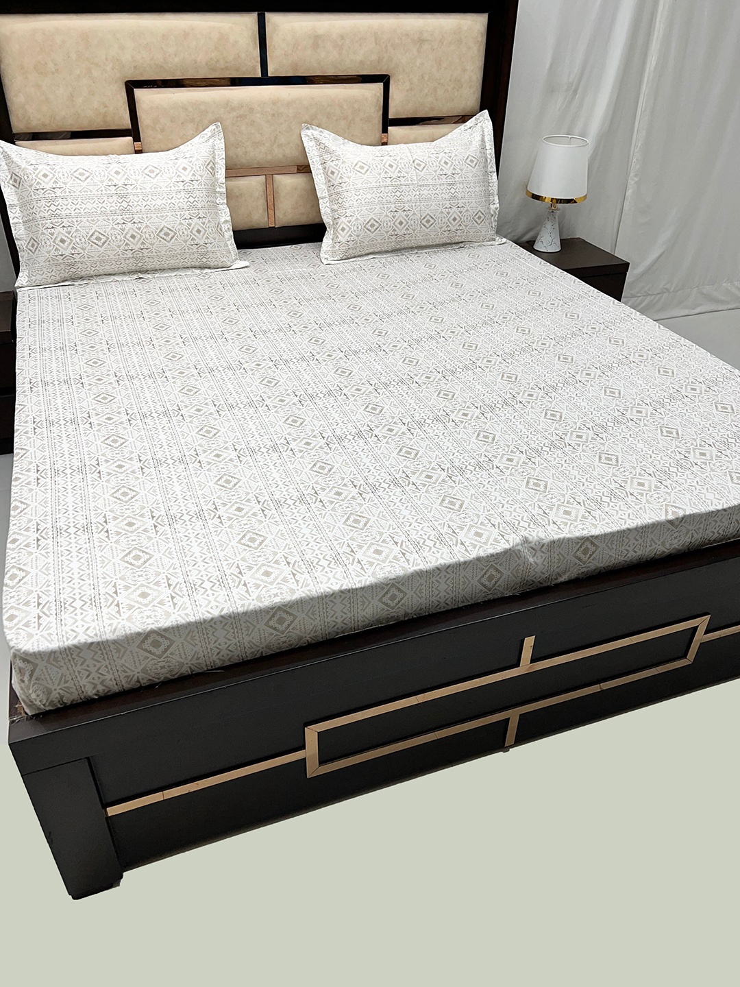 Pure Decor Royal Divine White Geometric Cotton 380 TC King Bedsheet & 2 Pillow Covers
Pure Decor Royal Divine White Geometric Cotton 380 TC King Bedsheet & 2 Pillow Covers
