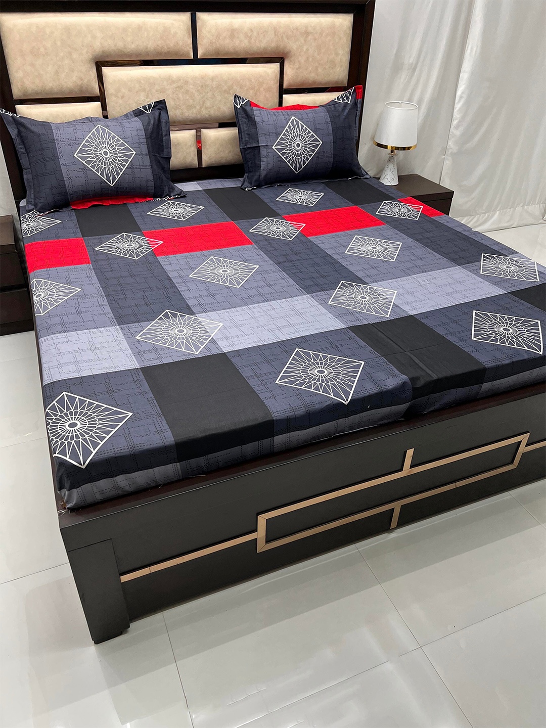Pure Decor Grey & White Geometric Pure Cotton 350 TC King Bedsheet with 2 Pillow Covers
Pure Decor Grey & White Geometric Pure Cotton 350 TC King Bedsheet with 2 Pillow Covers