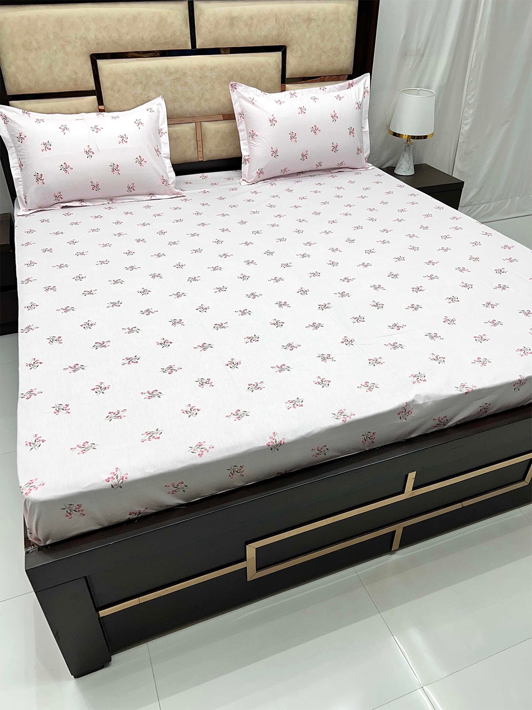 Pure Decor Villa White & Pink Floral Pure Cotton 350 TC King Bedsheet with 2 Pillow Covers
Pure Decor Villa White & Pink Floral Pure Cotton 350 TC King Bedsheet with 2 Pillow Covers