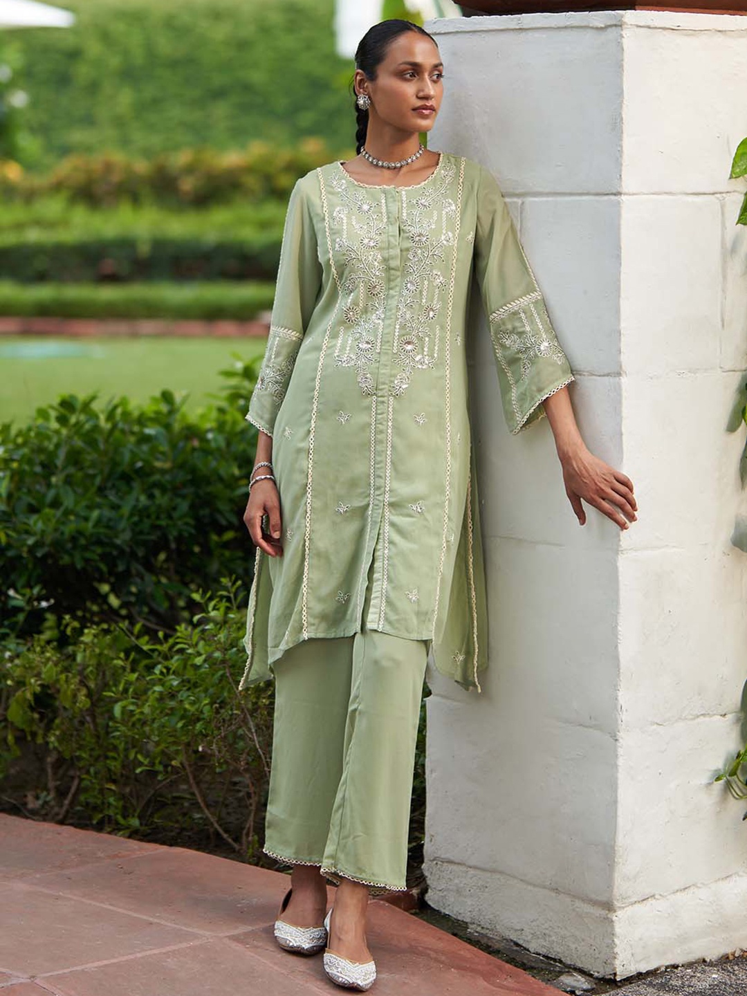 Lakshita Plus Size Floral Embroidered Sequinned Asymmetric Kurta With Trousers, Green
Lakshita Plus Size Floral Embroidered Sequinned Asymmetric Kurta With Trousers, Green