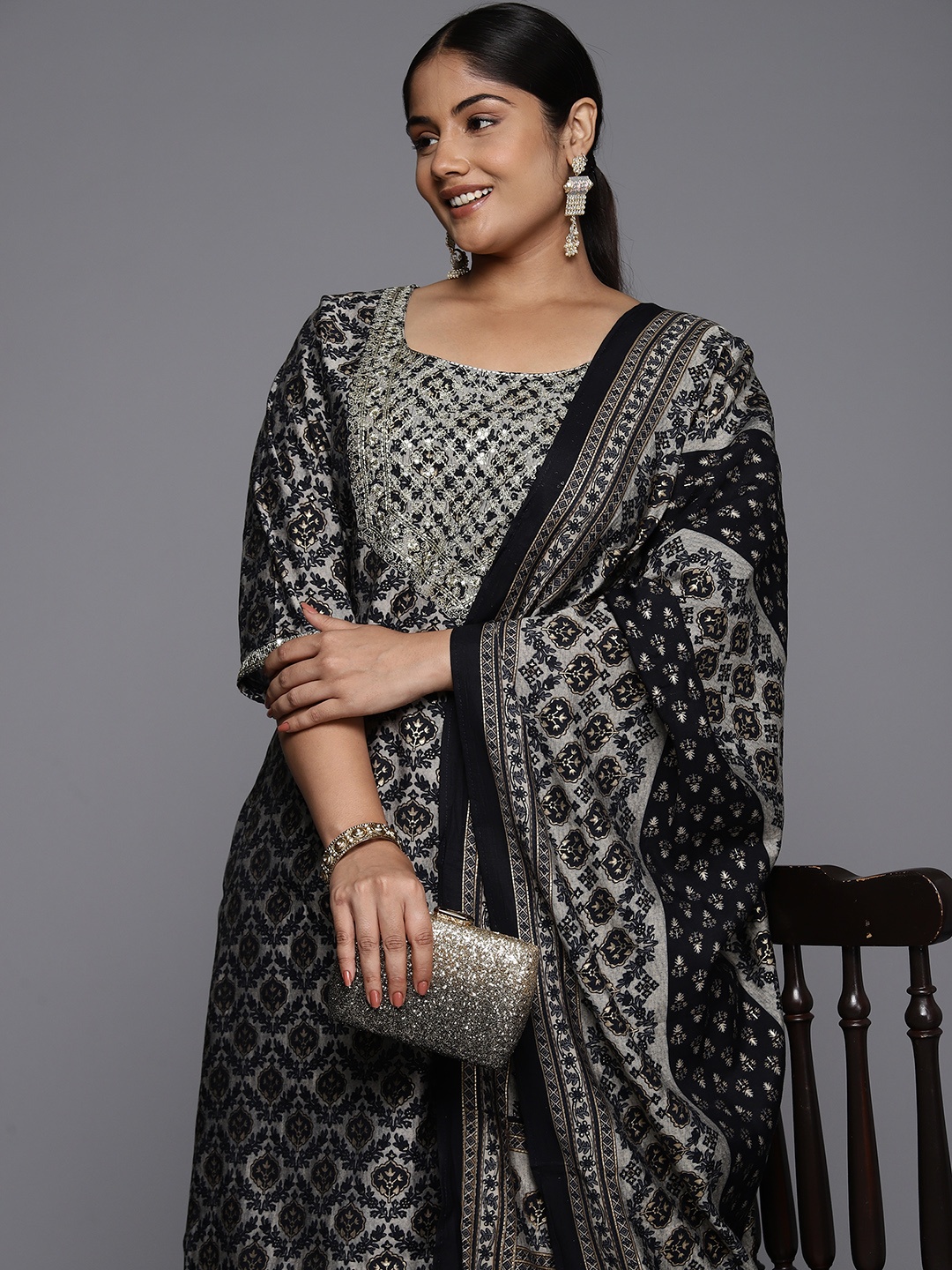 EXTRA LOVE BY LIBAS Plus Size Floral Printed Sequinned Kurta with Trousers & Dupatta, Navy blue
EXTRA LOVE BY LIBAS Plus Size Floral Printed Sequinned Kurta with Trousers & Dupatta, Navy blue
