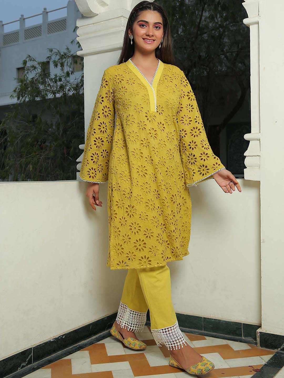 KAORI BY SHREYA AGARWAL Floral Self Design V-Neck A-Line Pure Cotton Kurta with Trousers, Mustard
KAORI BY SHREYA AGARWAL Floral Self Design V-Neck A-Line Pure Cotton Kurta with Trousers, Mustard