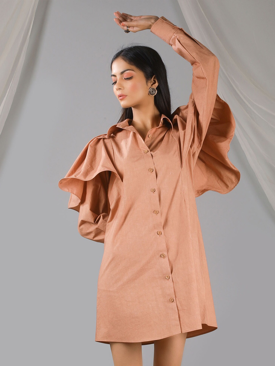 KAORI BY SHREYA AGARWAL Shirt Collar Cuffed Sleeves Ruffles Detail Cotton Shirt Dress, Brown
KAORI BY SHREYA AGARWAL Shirt Collar Cuffed Sleeves Ruffles Detail Cotton Shirt Dress, Brown