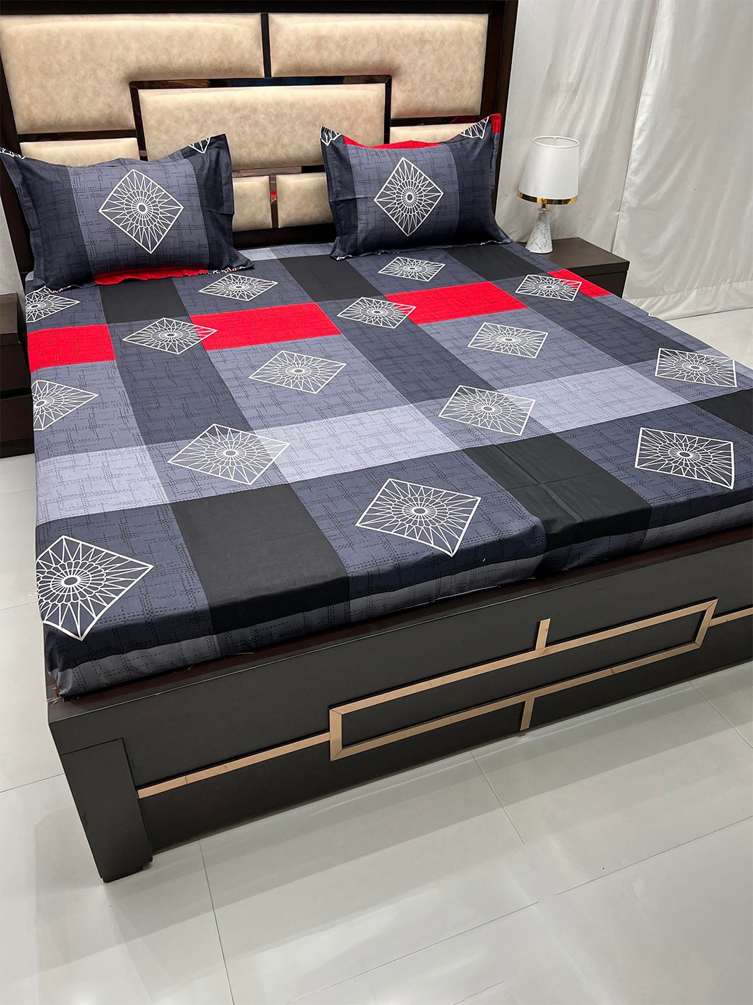 Pure Decor Velar Sib Grey & Red Pure Cotton 330 TC King Bedsheet with 2 Pillow Covers
Pure Decor Velar Sib Grey & Red Pure Cotton 330 TC King Bedsheet with 2 Pillow Covers