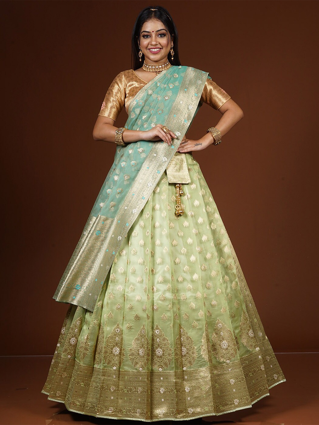 HALFSAREE STUDIO Green & Gold-Toned Semi-Stitched Lehenga & Unstitched Blouse With Dupatta
HALFSAREE STUDIO Green & Gold-Toned Semi-Stitched Lehenga & Unstitched Blouse With Dupatta