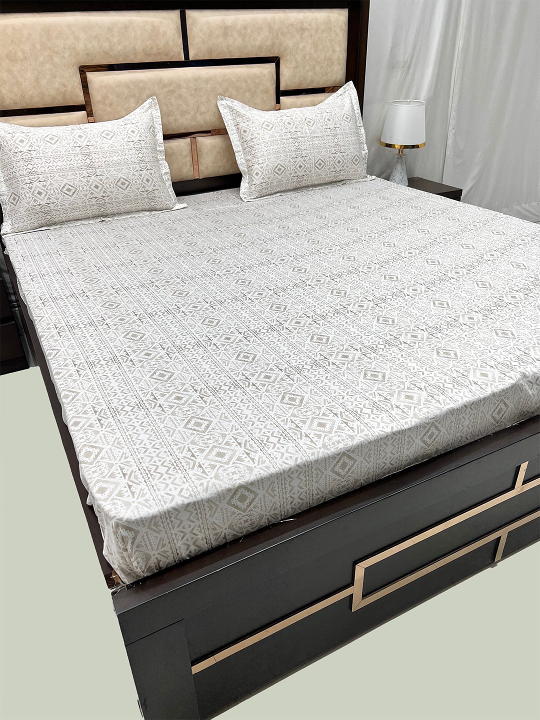 Pure Decor Royal Divine White Geometric Cotton 330 TC King Bedsheet & 2 Pillow Covers
Pure Decor Royal Divine White Geometric Cotton 330 TC King Bedsheet & 2 Pillow Covers