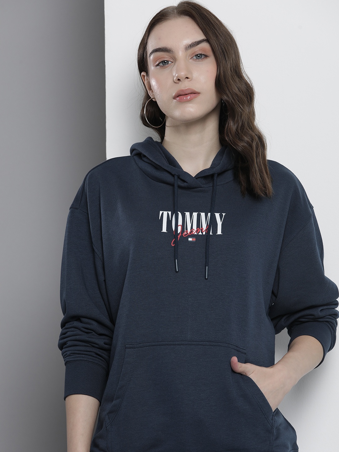 Tommy Hilfiger Brand Logo Printed Drop Shoulder Sleeves Hooded Sweatshirt, Navy blue
Tommy Hilfiger Brand Logo Printed Drop Shoulder Sleeves Hooded Sweatshirt, Navy blue