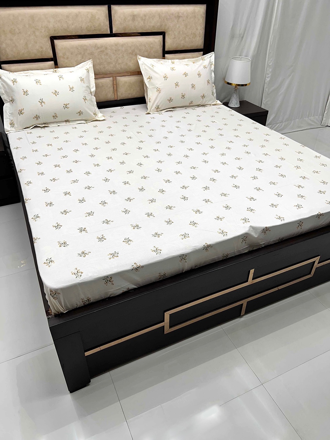 Pure Decor Villa Cream-Coloured & Green Cotton 300 TC King Bedsheet with 2 Pillow Covers
Pure Decor Villa Cream-Coloured & Green Cotton 300 TC King Bedsheet with 2 Pillow Covers