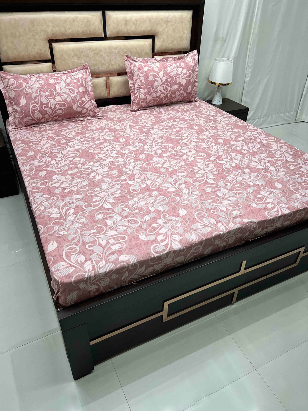 Pure Decor Villa Mauve & White Pure Cotton 300 TC King Bedsheet with 2 Pillow Covers
Pure Decor Villa Mauve & White Pure Cotton 300 TC King Bedsheet with 2 Pillow Covers
