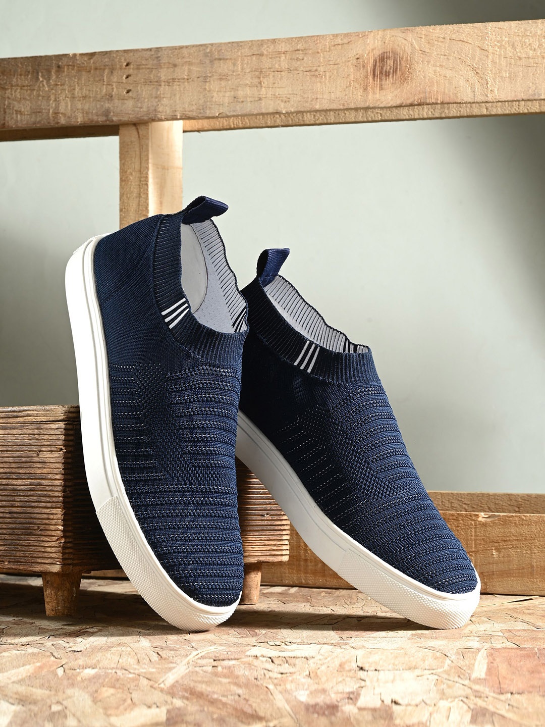 Roadster Men Textured Casual Sneakers, Navy blue