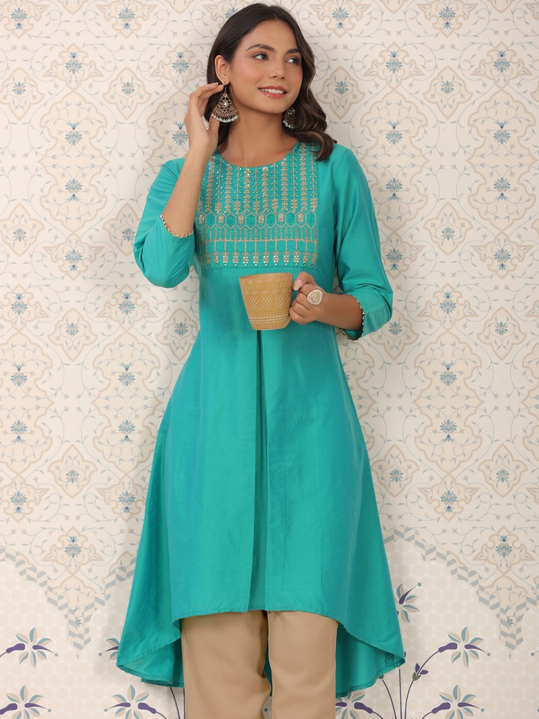 Ode by House of Pataudi Ethnic Motifs Sequinned Embroidered High-Low Kurta, Turquoise blue
Ode by House of Pataudi Ethnic Motifs Sequinned Embroidered High-Low Kurta, Turquoise blue