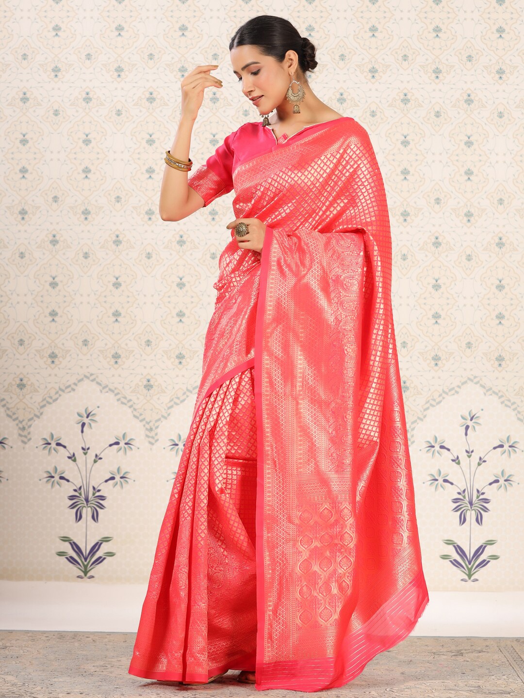 Ode by House of Pataudi Pink & Gold-Toned Ethnic Motifs Woven Design Zari Banarasi Saree
Ode by House of Pataudi Pink & Gold-Toned Ethnic Motifs Woven Design Zari Banarasi Saree