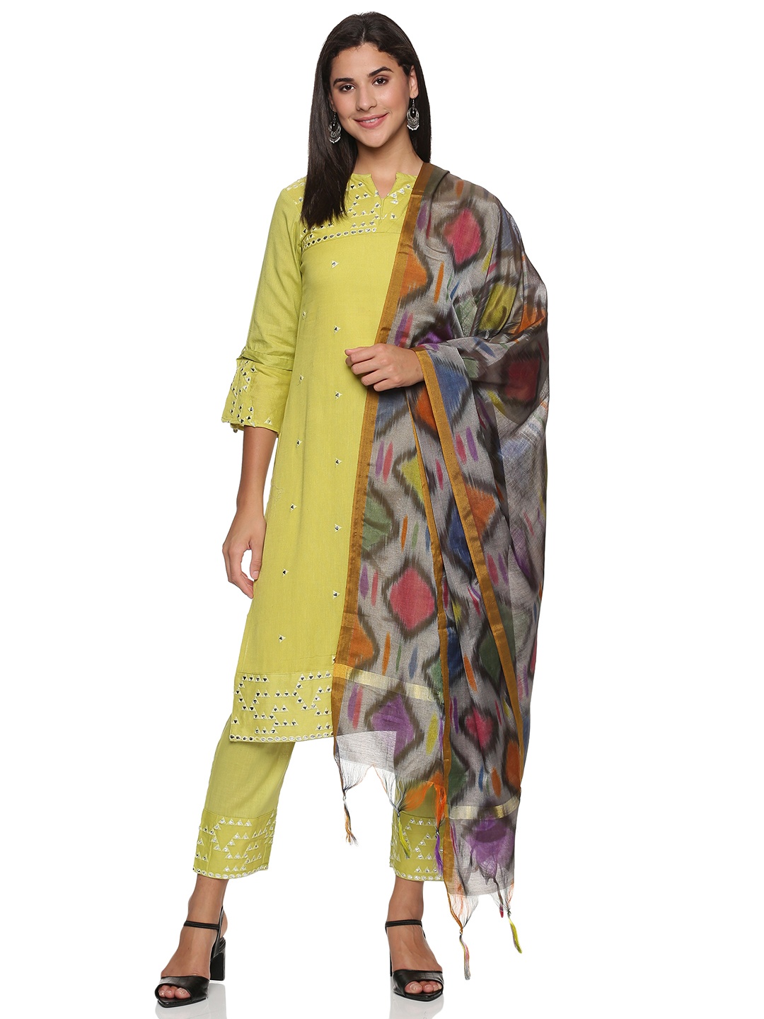 WEAVERS SAGA Ethnic Motifs Embroidered Mirror Work Cotton Kurta & Trousers With Dupatta, Green
WEAVERS SAGA Ethnic Motifs Embroidered Mirror Work Cotton Kurta & Trousers With Dupatta, Green