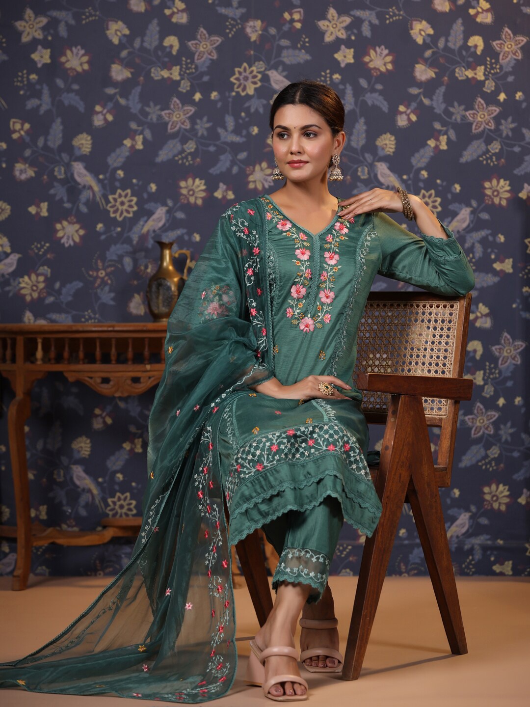 House of Pataudi Floral Embroidered Lace Detail Panelled Kurta With Trouser & Dupatta, Green
House of Pataudi Floral Embroidered Lace Detail Panelled Kurta With Trouser & Dupatta, Green