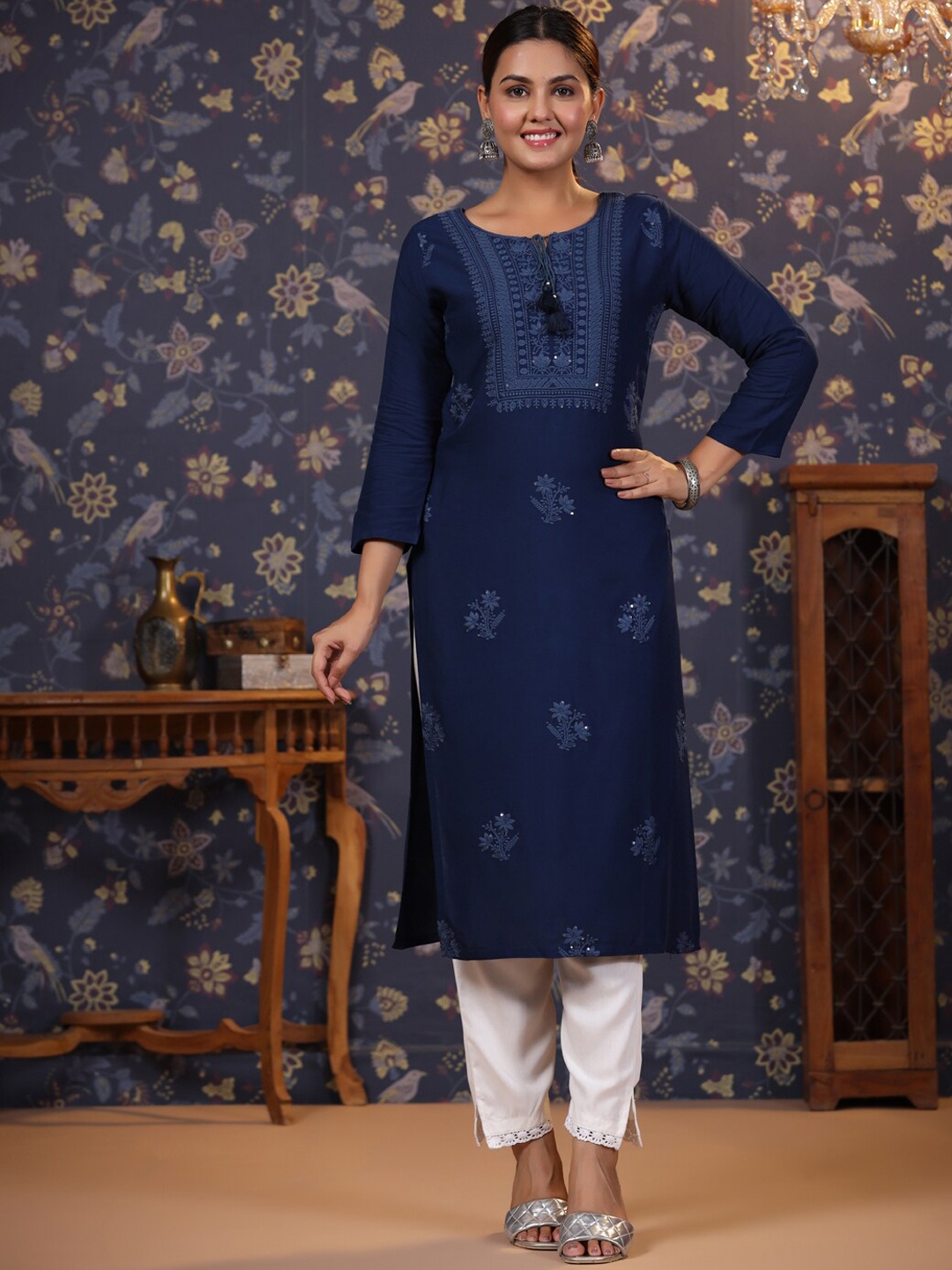 House of Pataudi Floral Embroidered Tie-Up Neck Thread Work Straight Kurta, Navy blue
House of Pataudi Floral Embroidered Tie-Up Neck Thread Work Straight Kurta, Navy blue