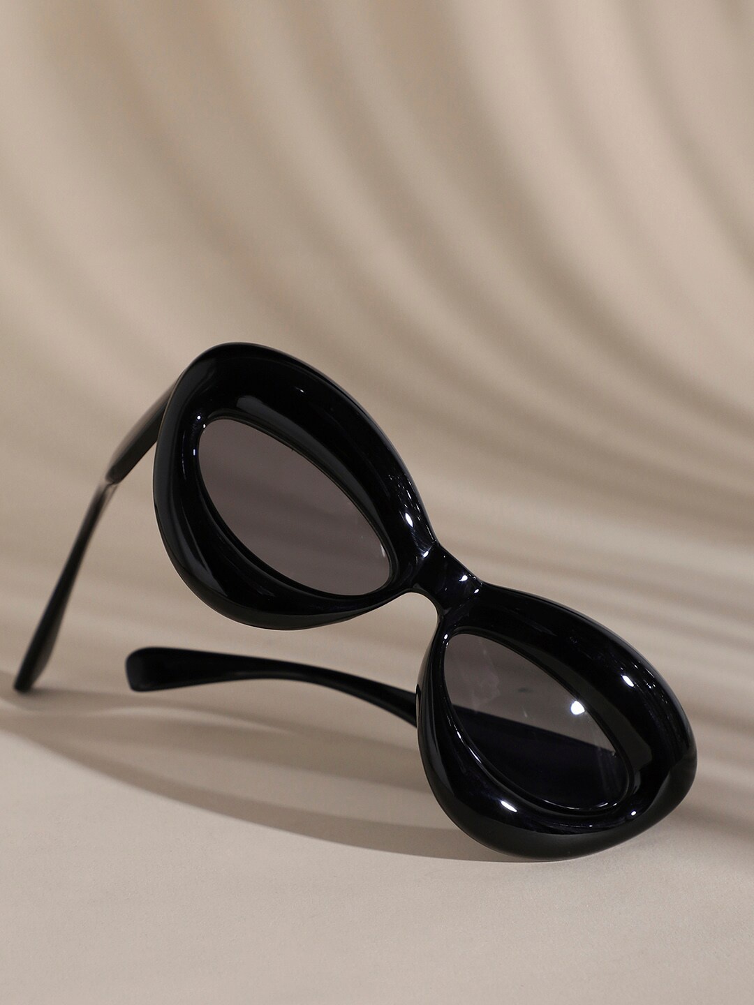 HAUTE SAUCE by Campus Sutra Women Cateye Sunglasses With UV Protected Lens AW23_HSSG2275, Black
HAUTE SAUCE by Campus Sutra Women Cateye Sunglasses With UV Protected Lens AW23_HSSG2275, Black