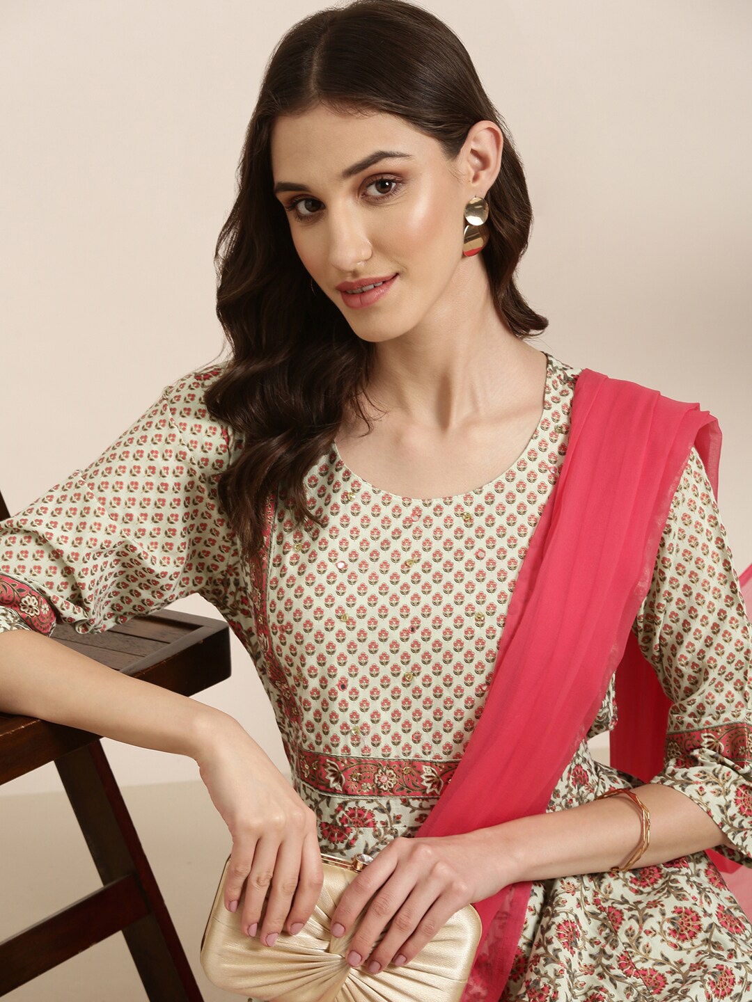 SHOWOFF Floral Printed Regular Beads And Stones Kurta With Trousers & Dupatta, Sea green
SHOWOFF Floral Printed Regular Beads And Stones Kurta With Trousers & Dupatta, Sea green
