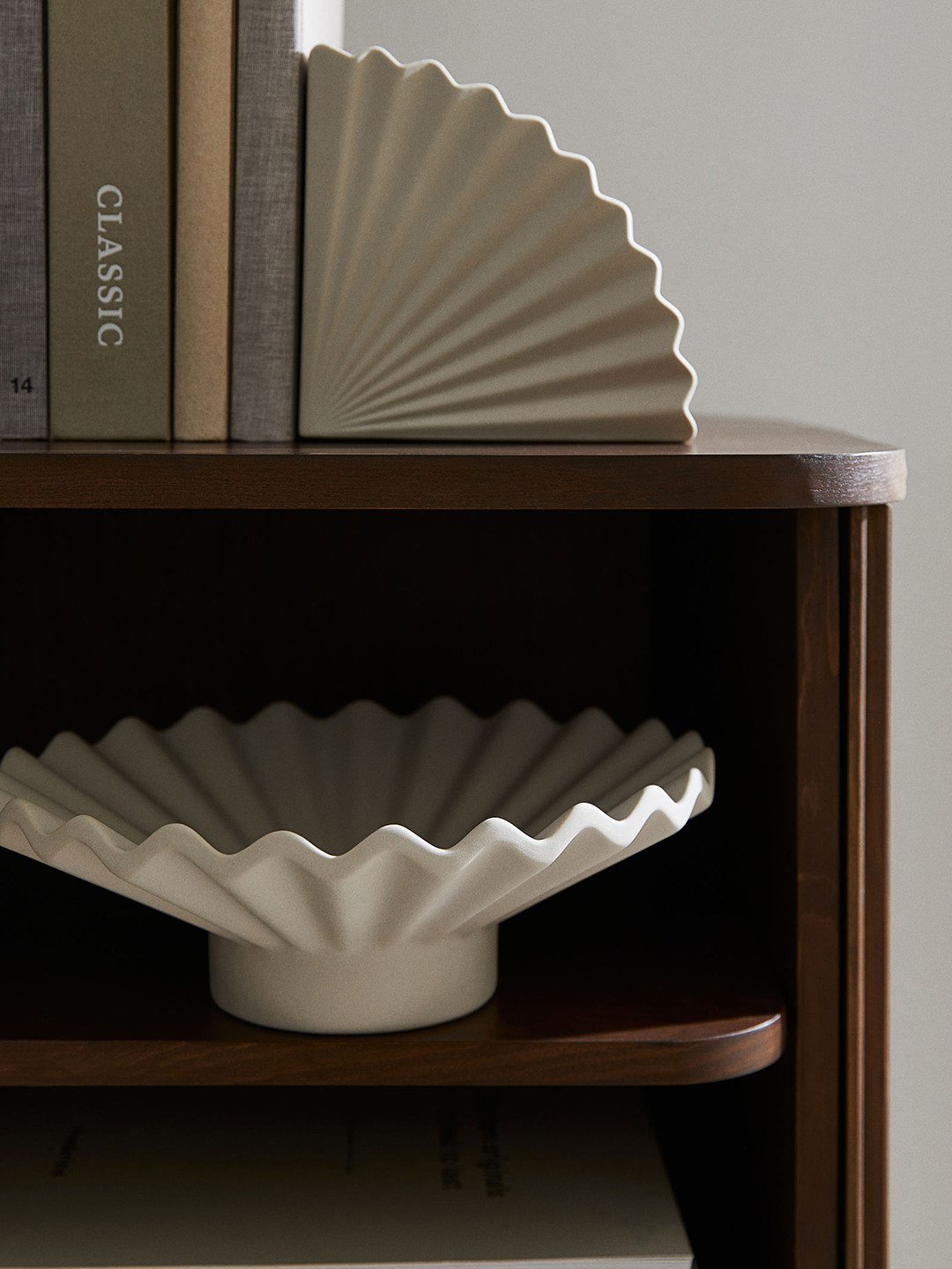 H&M White Large Stoneware Tray
H&M White Large Stoneware Tray