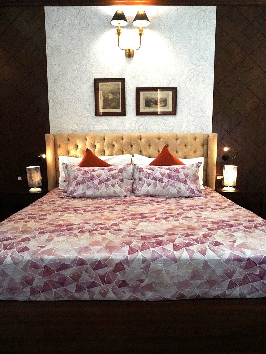 TARA- Sparkling Homes Pink & White Geometric Cotton 350 TC King Bedsheet & 2 Pillow Covers
TARA- Sparkling Homes Pink & White Geometric Cotton 350 TC King Bedsheet & 2 Pillow Covers