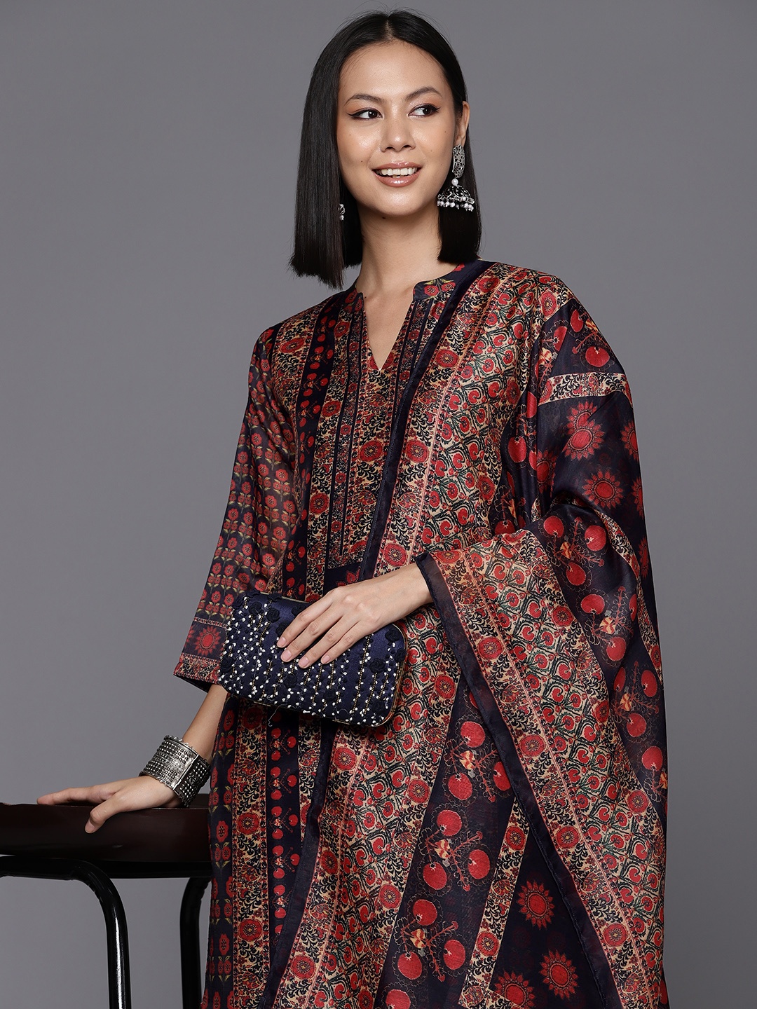 Varanga Women Ethnic Motifs Printed Regular Chanderi Silk Kurta with Trousers & Dupatta, Navy blue
Varanga Women Ethnic Motifs Printed Regular Chanderi Silk Kurta with Trousers & Dupatta, Navy blue