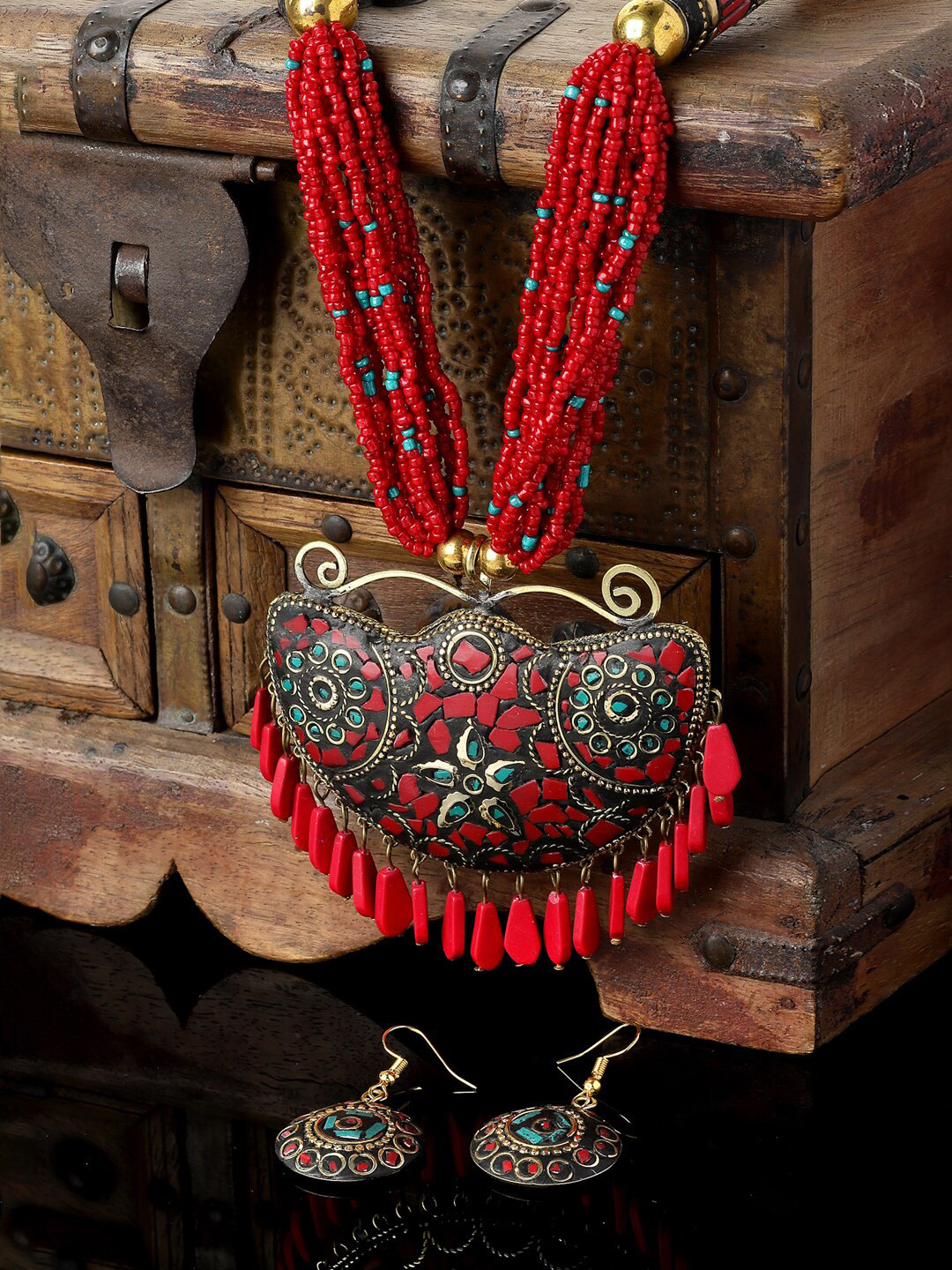 Shining Diva Gold-Plated Crystal Studded & Beaded Jewellery Set
Shining Diva Gold-Plated Crystal Studded & Beaded Jewellery Set