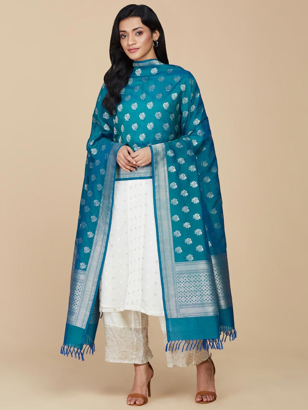 Fabindia Teal & Silver-Toned Ethnic Motifs Woven Design Viscose Rayon Dupatta with Zari
Fabindia Teal & Silver-Toned Ethnic Motifs Woven Design Viscose Rayon Dupatta with Zari