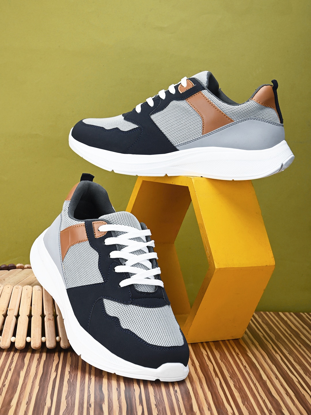 The Roadster Lifestyle Co. Men Grey & Navy Blue Colourblocked Comfort Insole Sneakers
The Roadster Lifestyle Co. Men Grey & Navy Blue Colourblocked Comfort Insole Sneakers