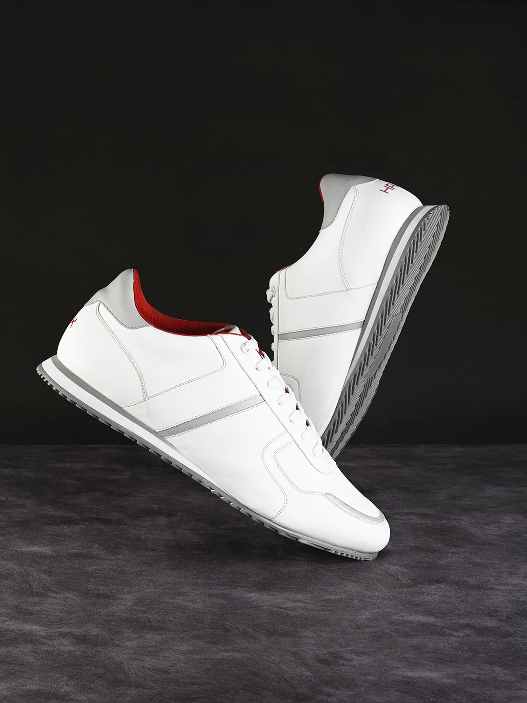 HRX by Hrithik Roshan Men White & Grey Retro Lightweight Comfort Insole Basics Sneakers
HRX by Hrithik Roshan Men White & Grey Retro Lightweight Comfort Insole Basics Sneakers