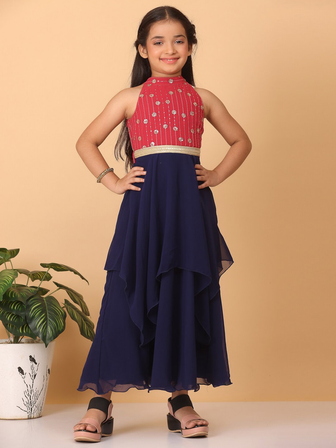 Ethnovog Floral Embroidered Sequinned Georgette Fit & Flare Maxi Ethnic Dress, Navy blue
Ethnovog Floral Embroidered Sequinned Georgette Fit & Flare Maxi Ethnic Dress, Navy blue