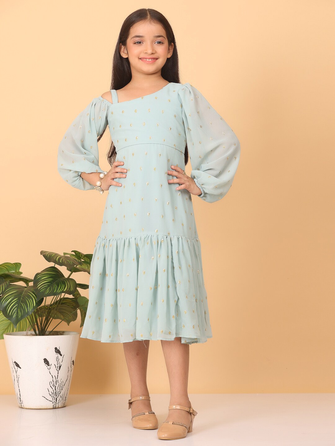 Ethnovog Girls Embellished Puff Sleeves Flounce Georgette A-Line Midi Ethnic Dress, Sea green
Ethnovog Girls Embellished Puff Sleeves Flounce Georgette A-Line Midi Ethnic Dress, Sea green