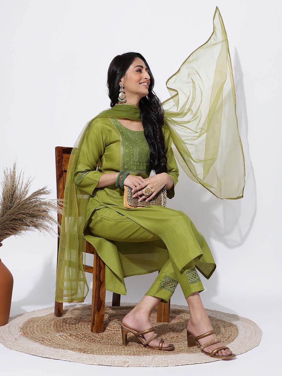 SKYLEE Floral Yoke Design Thread Work Straight Kurta & Trousers With Dupatta, Lime green
SKYLEE Floral Yoke Design Thread Work Straight Kurta & Trousers With Dupatta, Lime green