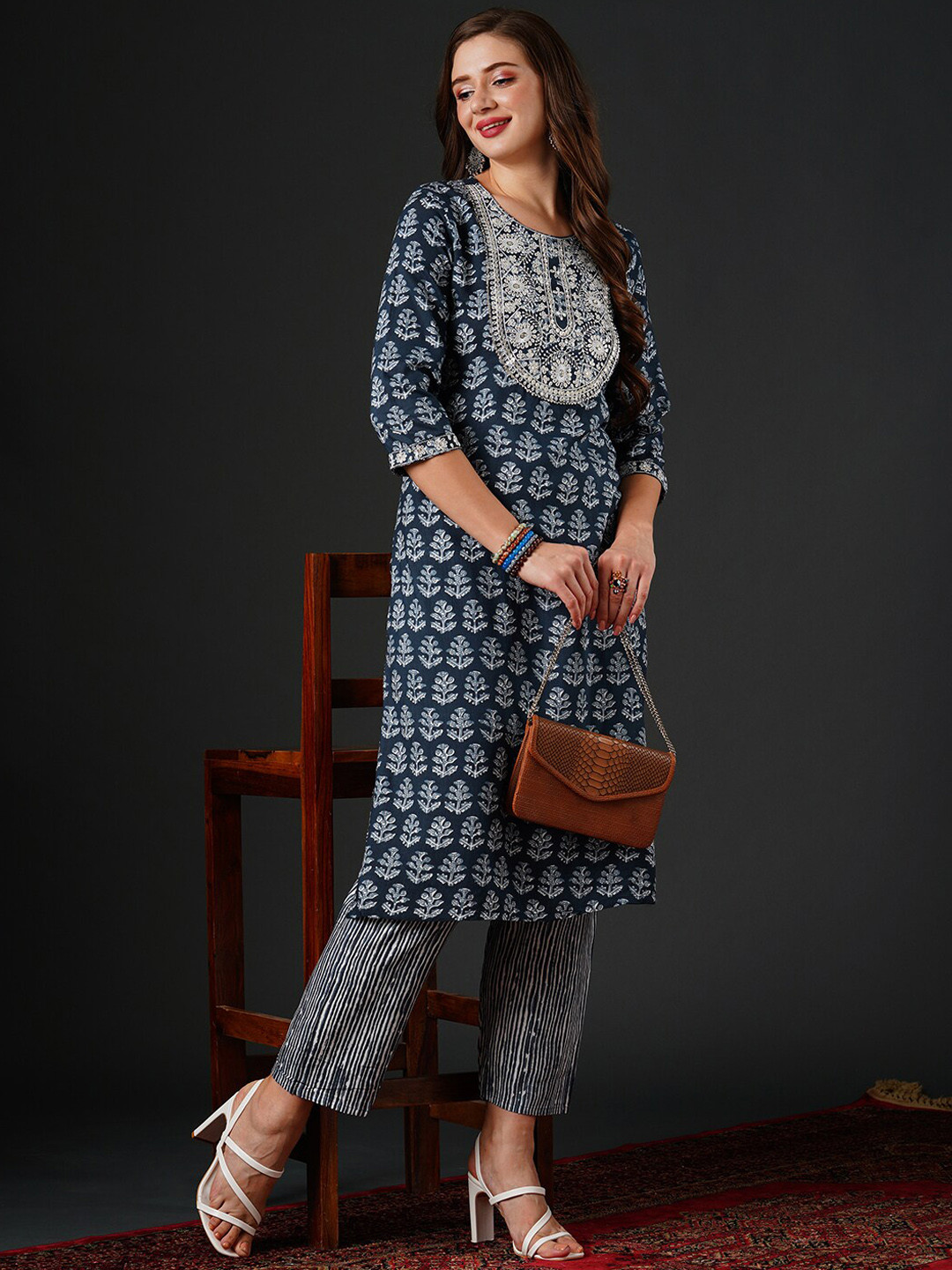 Anouk Floral Embroidered Regular Thread Work Kurta with Trousers, Navy blue
Anouk Floral Embroidered Regular Thread Work Kurta with Trousers, Navy blue