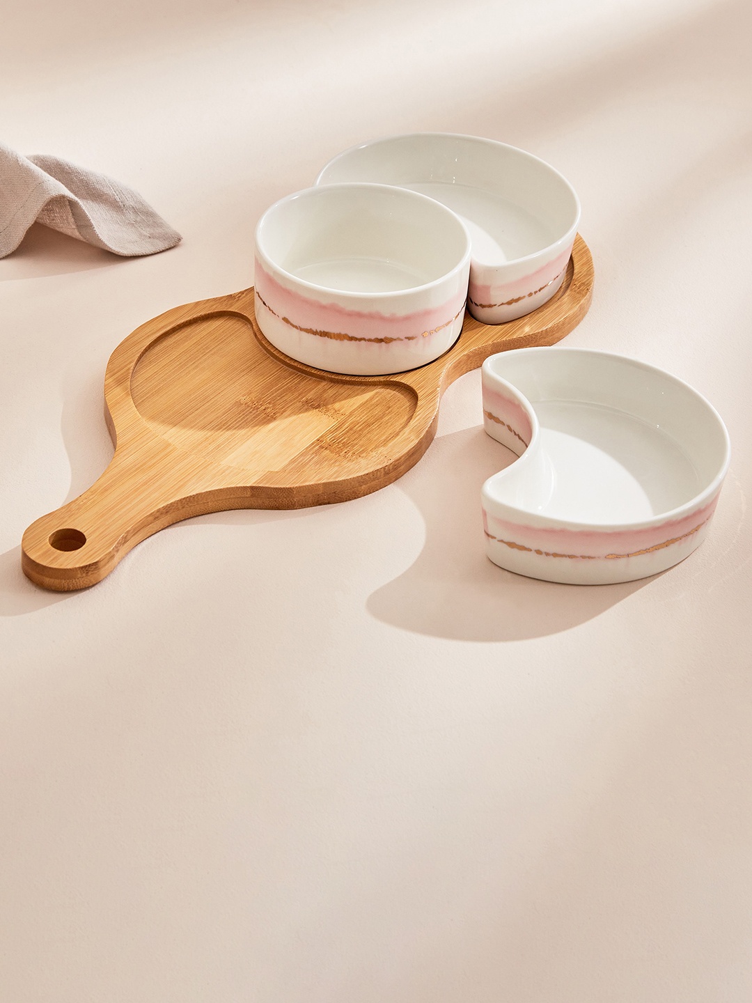 Home Centre Showstopper White & Brown 3 Pcs Printed Porcelain Snack Bowls With Bamboo Tray
Home Centre Showstopper White & Brown 3 Pcs Printed Porcelain Snack Bowls With Bamboo Tray