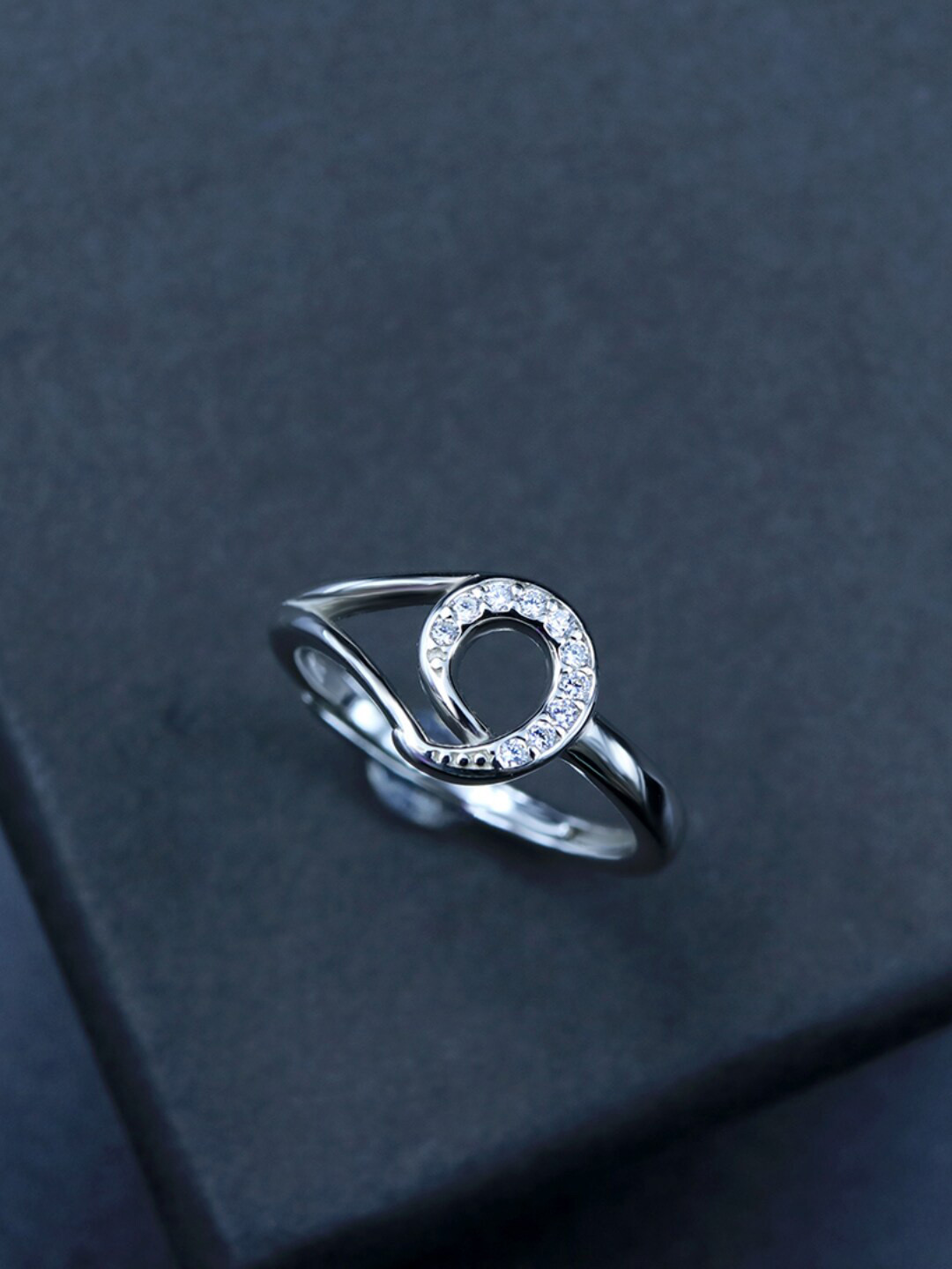 Zarkan 925 Silver Rhodium-Plated American Diamond Studded Finger Ring
Zarkan 925 Silver Rhodium-Plated American Diamond Studded Finger Ring