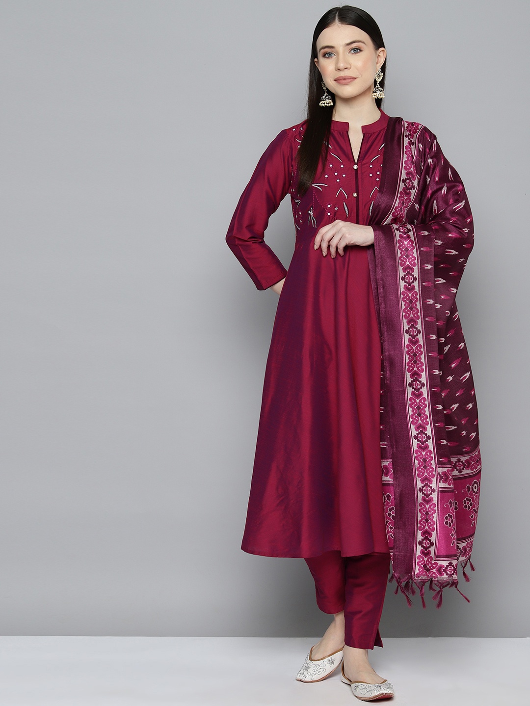 Jompers Women Floral Embroidered Regular Thread Work Kurta with Trousers & With Dupatta, Magenta
Jompers Women Floral Embroidered Regular Thread Work Kurta with Trousers & With Dupatta, Magenta