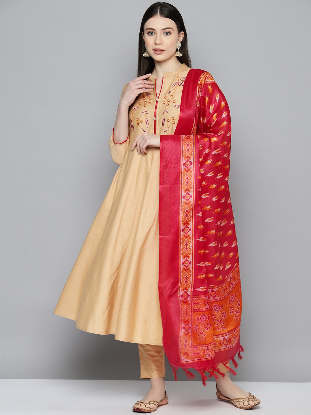 Jompers Women Floral Embroidered Regular Thread Work Kurta with Trousers & With Dupatta, Gold
Jompers Women Floral Embroidered Regular Thread Work Kurta with Trousers & With Dupatta, Gold