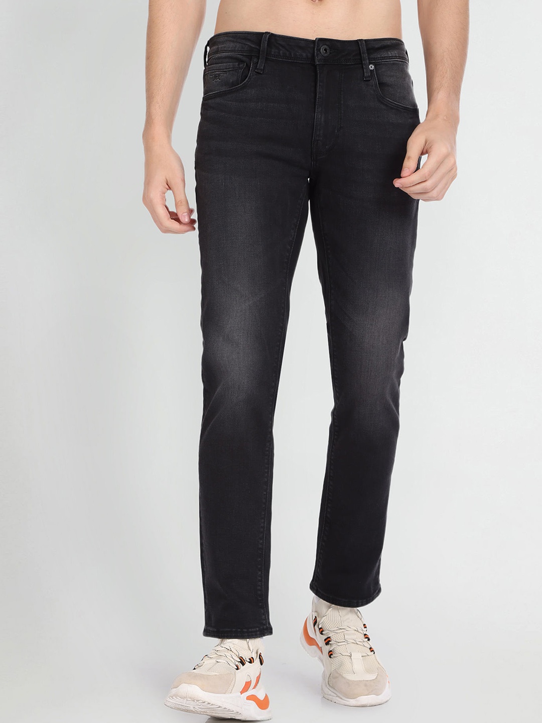 Flying Machine Men Tapered Fit Mid-Rise Light Fade Clean Look Stretchable Jeans, Black
Flying Machine Men Tapered Fit Mid-Rise Light Fade Clean Look Stretchable Jeans, Black