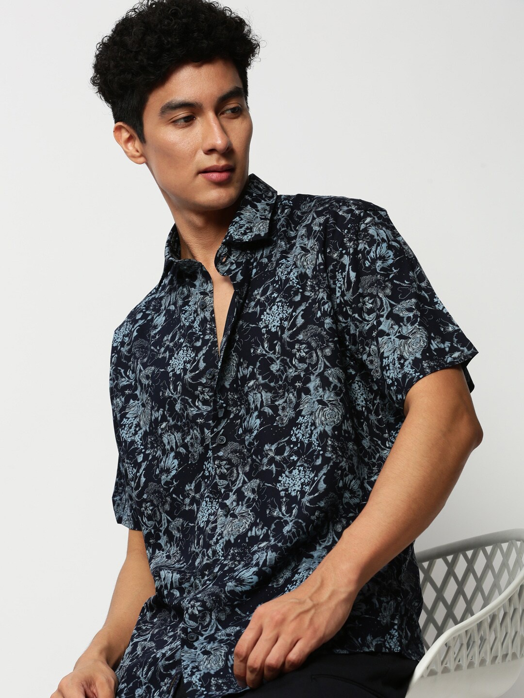 SHOWOFF Premium Floral Printed Oxford Cotton Slim Fit Casual Shirt, Navy blue
SHOWOFF Premium Floral Printed Oxford Cotton Slim Fit Casual Shirt, Navy blue