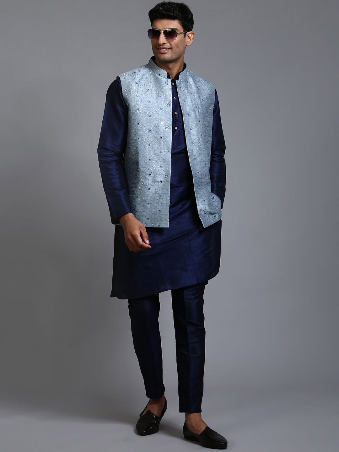 VASTRAMAY Mandarin Collar Sequinned Straight Kurta With Trousers & Nehru jacket, Navy blue
VASTRAMAY Mandarin Collar Sequinned Straight Kurta With Trousers & Nehru jacket, Navy blue