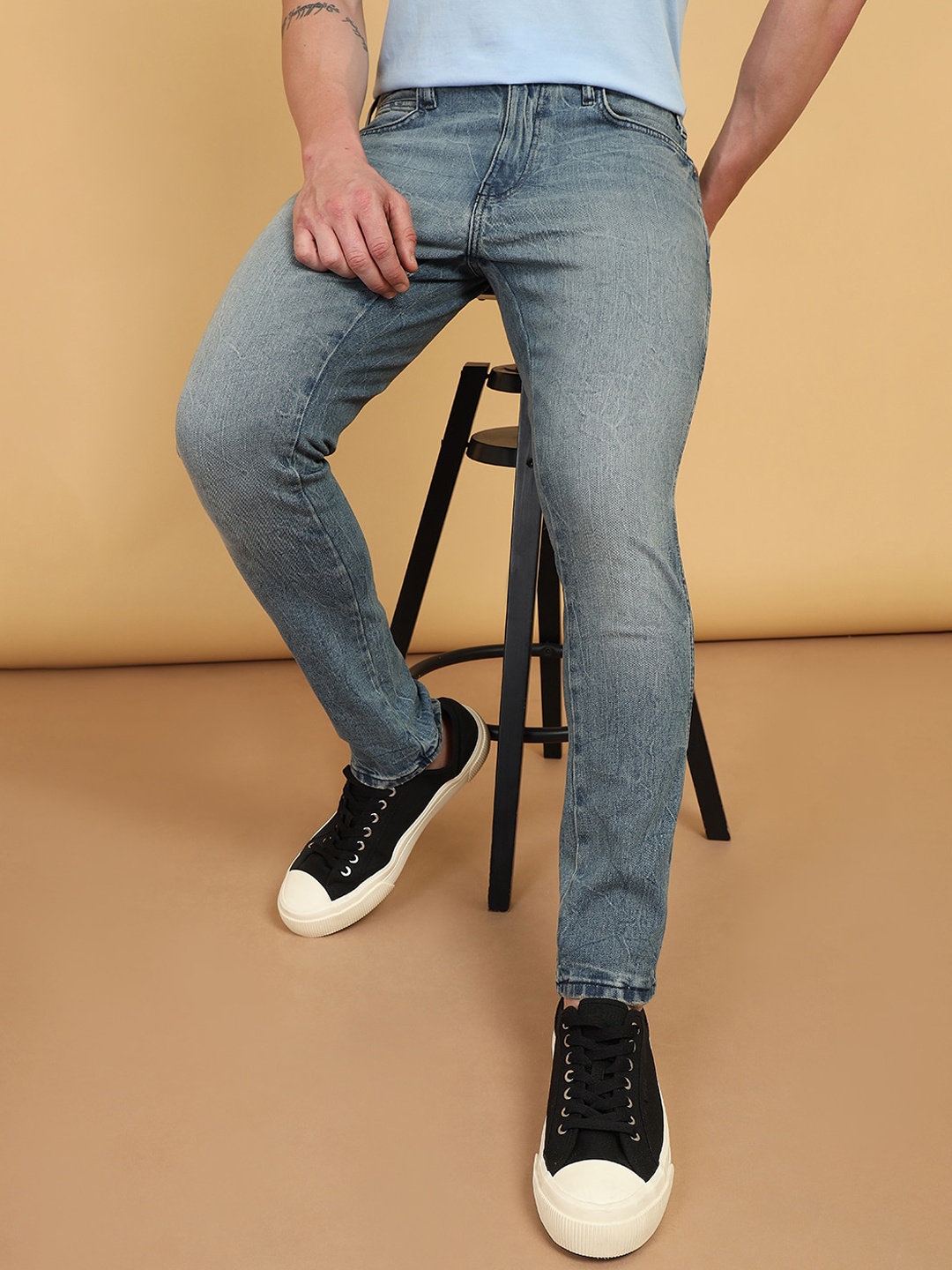 Wrangler Men Slim Fit Mid-Rise Light Shade Heavy Fade Clean Look Stretchable Jeans, Blue
Wrangler Men Slim Fit Mid-Rise Light Shade Heavy Fade Clean Look Stretchable Jeans, Blue