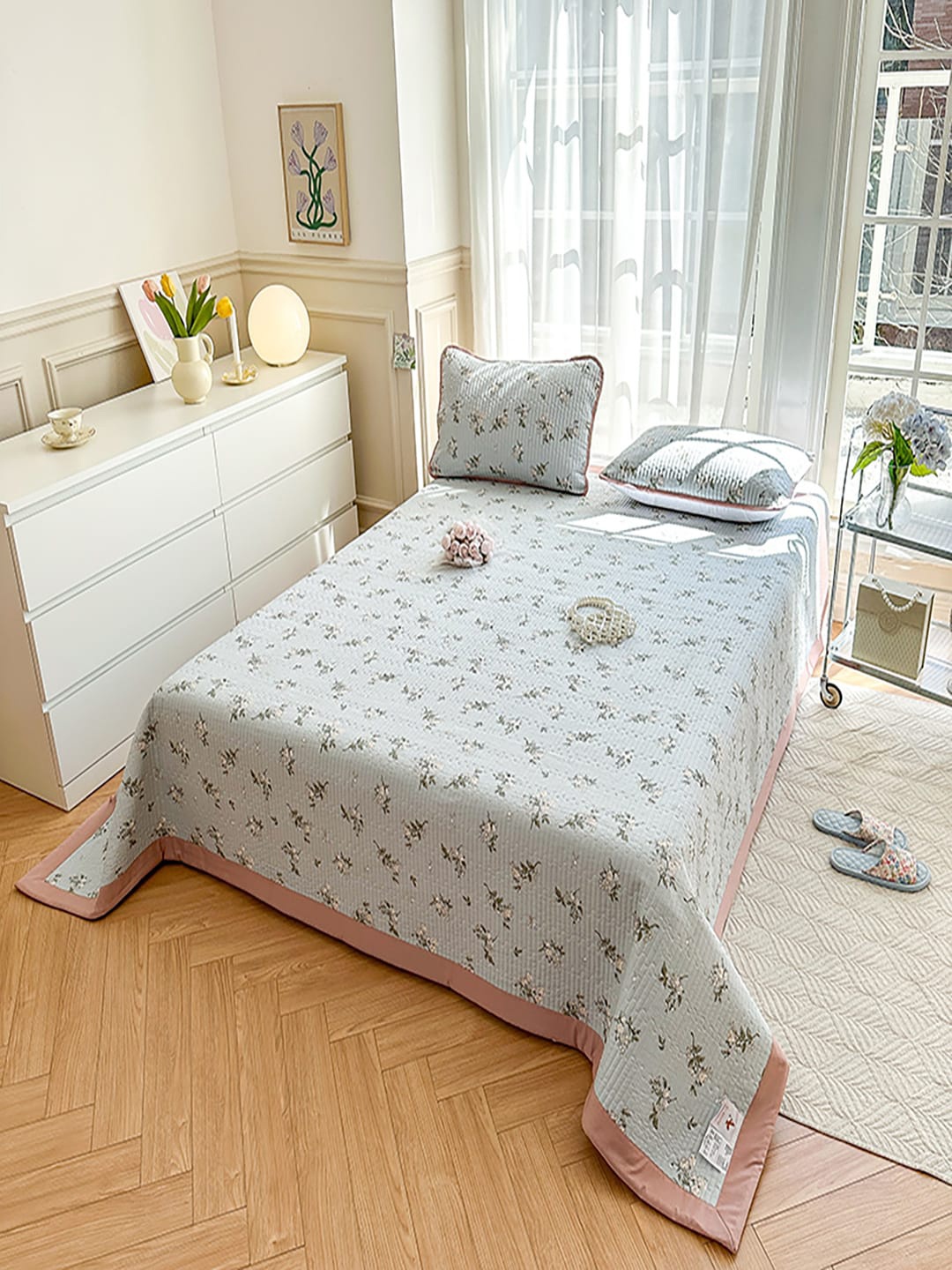 JC Collection White & Green Printed 162 TC Double Queen Bed Cover With Pillow Covers
JC Collection White & Green Printed 162 TC Double Queen Bed Cover With Pillow Covers