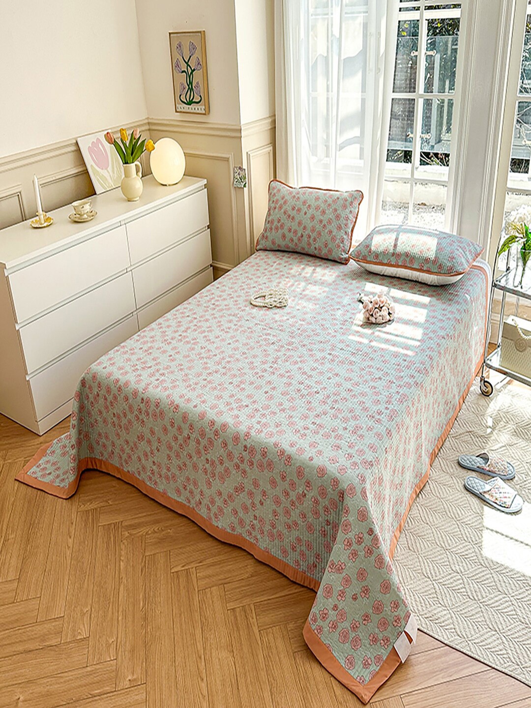 JC Collection Blue & Pink Floral Printed 162 TC Double XL Bed Cover With 2 Pillow Covers
JC Collection Blue & Pink Floral Printed 162 TC Double XL Bed Cover With 2 Pillow Covers