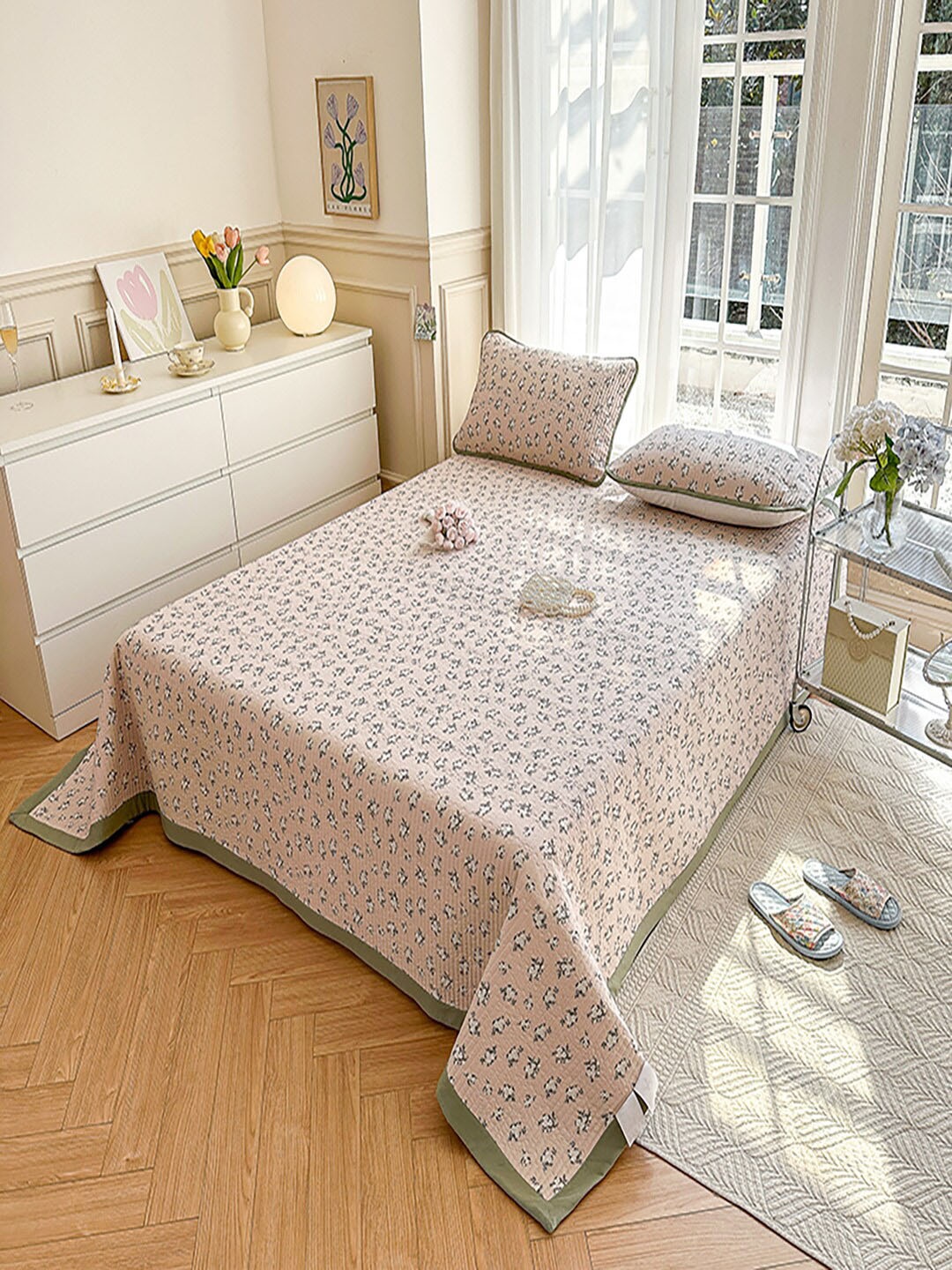 JC Collection Pink & Black Floral 162 TC Double Queen Bed Cover With 2 Pillow Covers
JC Collection Pink & Black Floral 162 TC Double Queen Bed Cover With 2 Pillow Covers