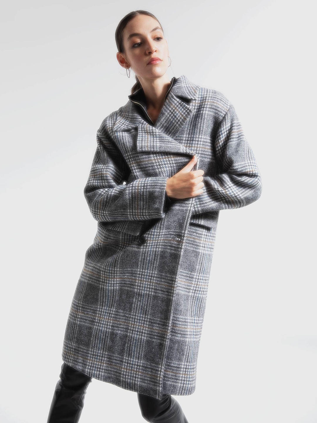 DeFacto Houndstooth Printed Notched Lapel Collar Double Breasted Longline Trench Coat, Grey
DeFacto Houndstooth Printed Notched Lapel Collar Double Breasted Longline Trench Coat, Grey