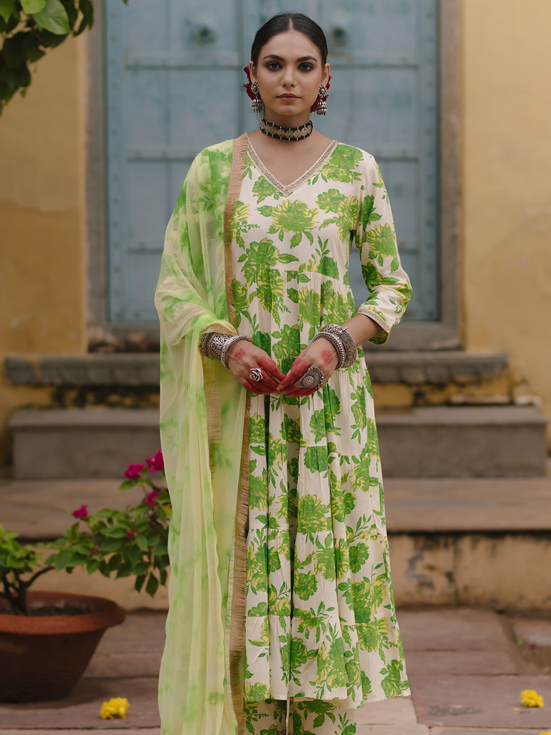 anayna Women Floral Printed Pleated Gotta Patti Kurta with Trousers & With Dupatta, Beige
anayna Women Floral Printed Pleated Gotta Patti Kurta with Trousers & With Dupatta, Beige