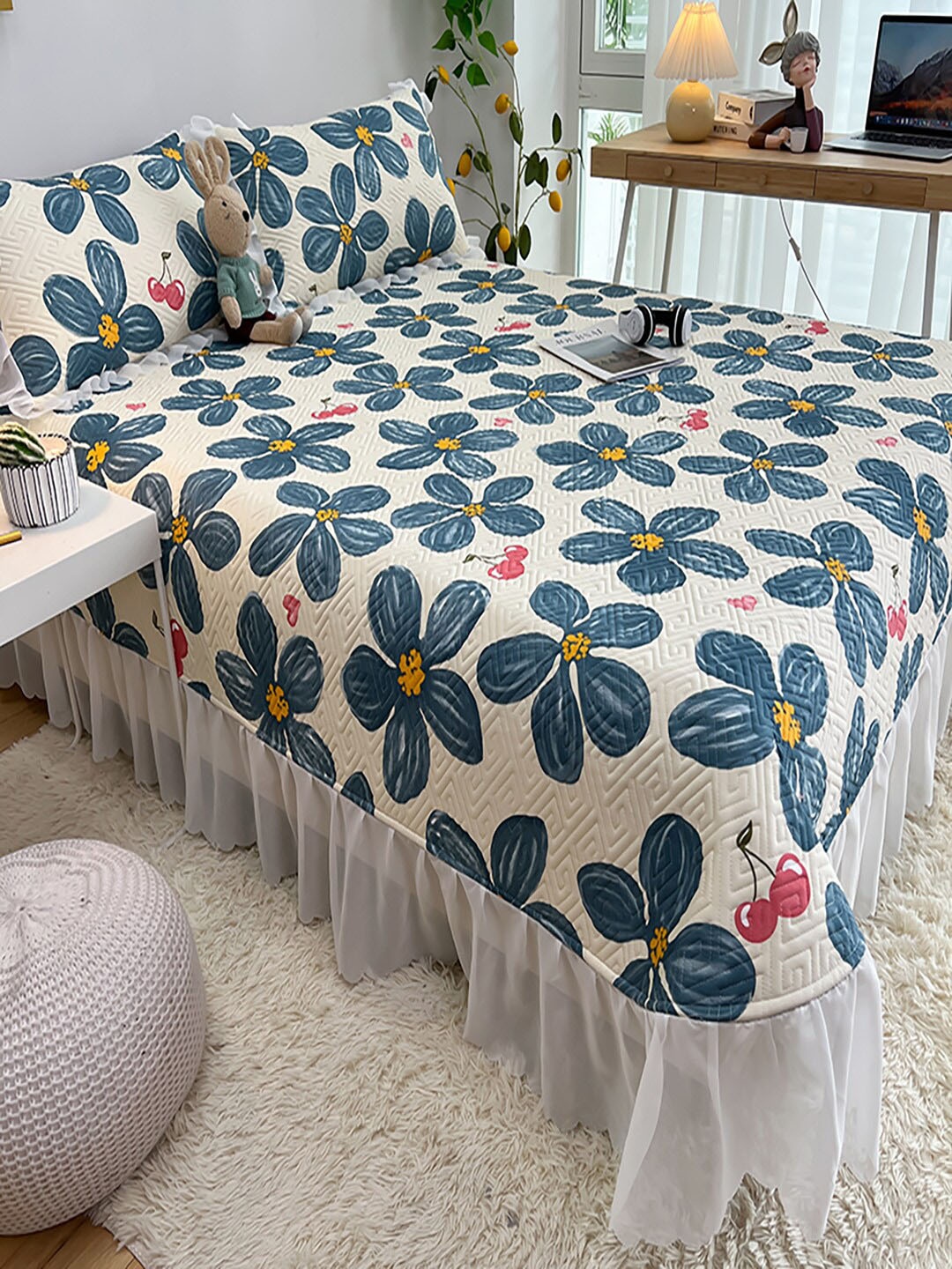 JC Collection Blue & White Floral Printed Double Queen Bed Cover With Pillow Covers
JC Collection Blue & White Floral Printed Double Queen Bed Cover With Pillow Covers