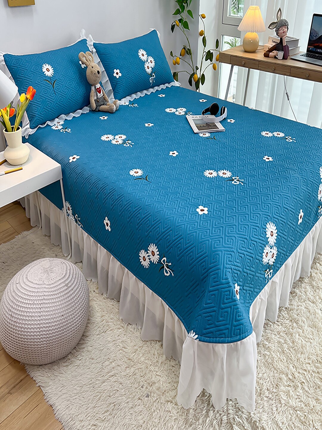 JC Collection Blue & White Floral Printed Quilted Double XL Bed Cover With 2 Pillow Covers
JC Collection Blue & White Floral Printed Quilted Double XL Bed Cover With 2 Pillow Covers