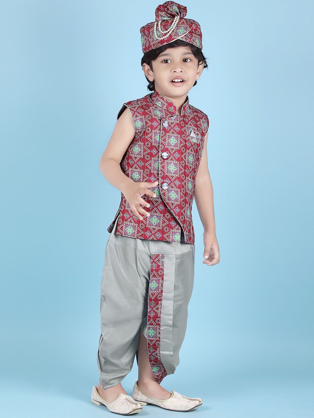 KIDS FARM Boys Ethnic Motifs Printed Regular Sequinned Pure Silk Kurta with Dhoti Pants, Maroon
KIDS FARM Boys Ethnic Motifs Printed Regular Sequinned Pure Silk Kurta with Dhoti Pants, Maroon